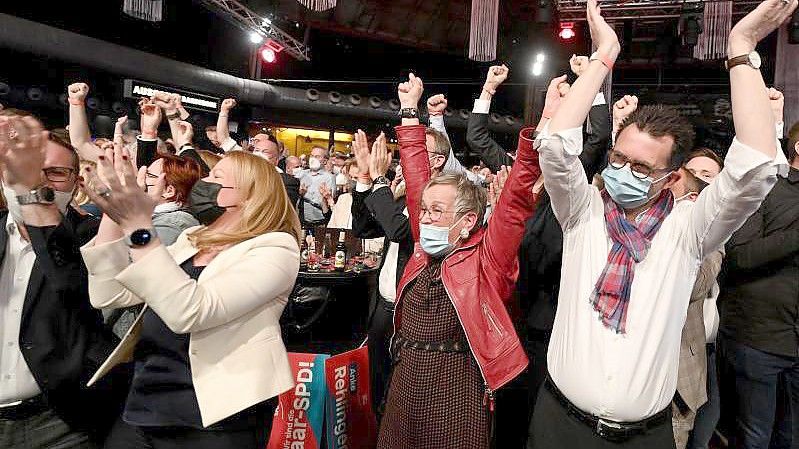 Gäste der SPD-Wahlparty in Saarbrücken feiern den deutlichen Sieg bei der Landtagswahl. Foto: Boris Roessler/dpa