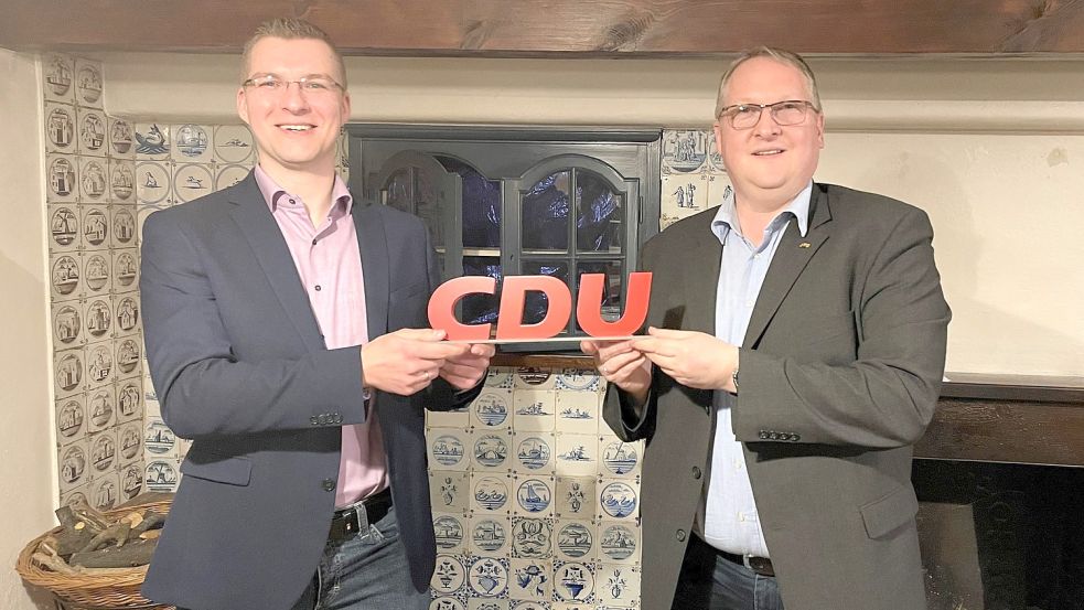 Führungswechsel: Arno Beitelmann (links) übernimmt den Vorsitz der Wiesmoorer CDU von Klaus-Dieter Reder. Foto: CDU Wiesmoor