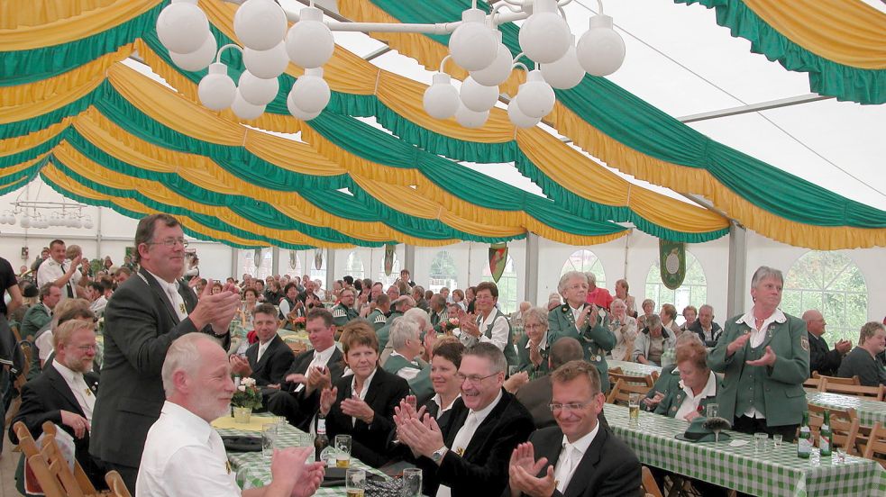 Die Schützenvereine freuen sich wieder auf Bilder wie hier vor ein paar Jahren in Dornum. Foto: Archiv