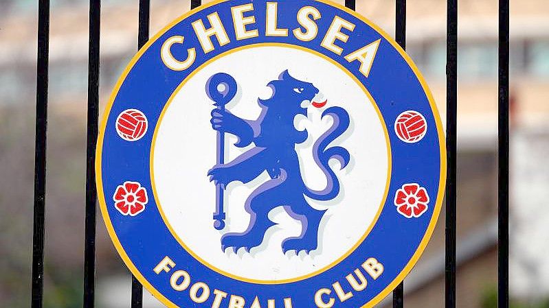 Das Logo des Fußballvereins Chelsea ist an einem Tor am Fußballstadion „Stamford Bridge“ angebracht. Foto: John Walton/PA Wire/dpa