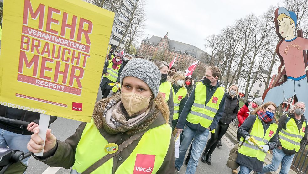 In Oldenburg forderten Erzieherinnen und Erzieher aus der Region am Dienstag bessere Arbeitsbedingungen. Auch Mitarbeiter aus der Kita Hinte (mittig im Bild) waren mit dabei. Bild: Hock