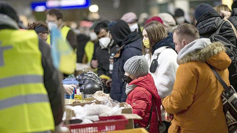 Freiwillige Helfer verteilen am Berliner Hauptbahnhof Essen an Menschen aus der Ukraine. Die Verteilung der Kriegsflüchtlinge gestaltet sich knifflig. Foto: Fabian Sommer/dpa