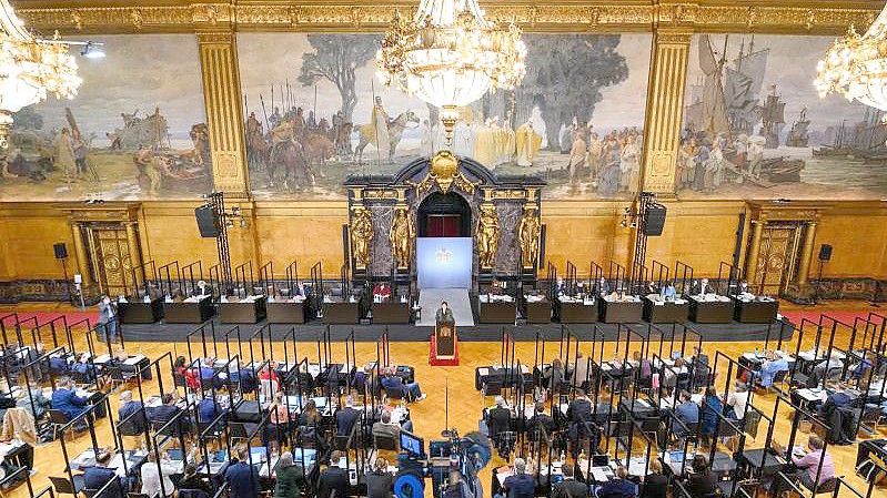 Blick in den Großen Festsaal im Rathaus während der Sitzung der Hamburgischen Bürgerschaft. Foto: Jonas Walzberg/dpa