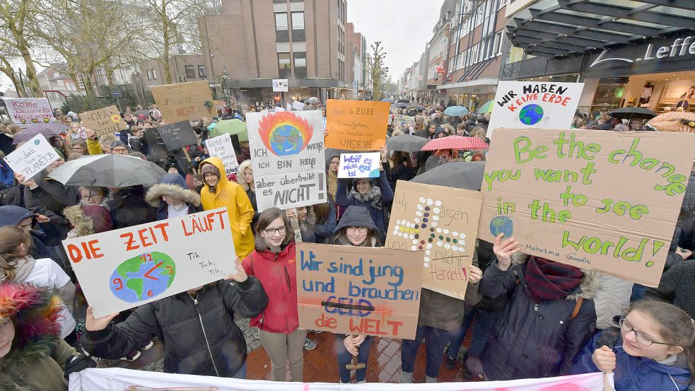 Die Bewegung Fridays for Future hat in Leer viele junge Leute mobilisiert und sensibilisiert. Unser Foto ist von der ersten Demonstration im März 2019. Damals kamen mehr als 1000 Teilnehmer. Foto: Ortgies/Archiv