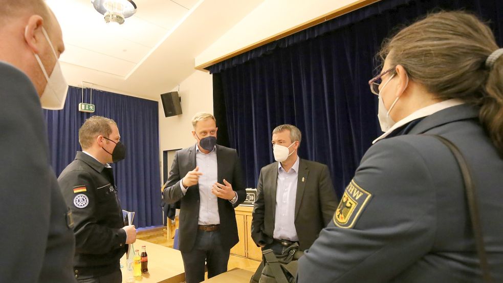 Im Anschluss an die Konferenz kamen weitere Themen im kleinen Kreis auf den Tisch: SPD-Landtagsabgeordneter Wiard Siebels (Mitte links) und SPD-Bundestagsabgeordneter Johann Saathoff mit Vertretern des Technischen Hilfswerks. Foto: Böning