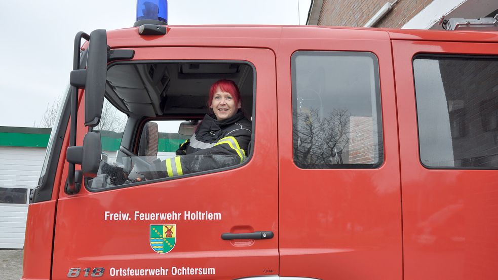 Anke Manott am Lenkrad eines Ochtersumer Feuerwehrautos. Foto: Ullrich