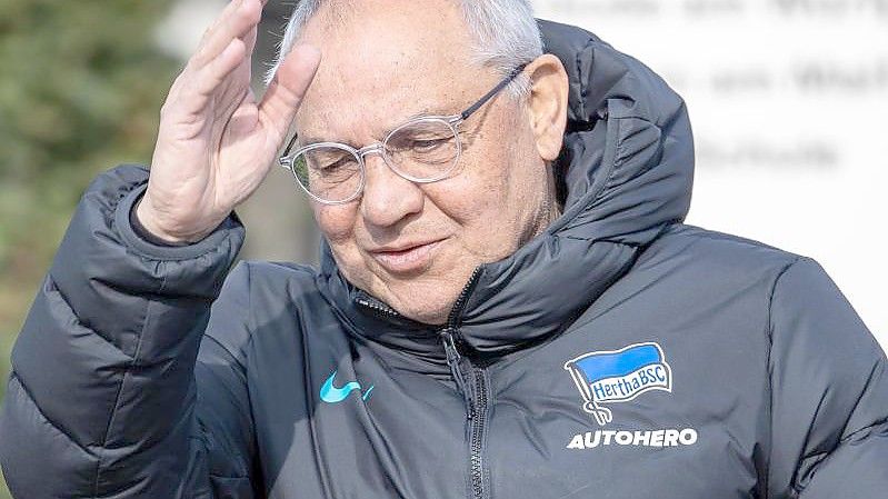 Beim Auswärtsspiel gegen Bayer Leverkusen kann Hertha-Coach Magath nun erstmals auf der Bank sitzen. Foto: Andreas Gora/dpa