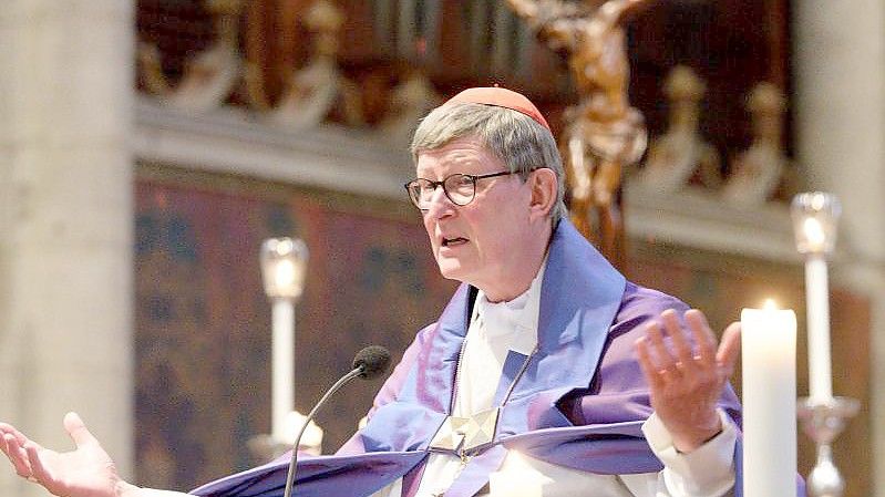 Kardinal Rainer Maria Woelki spricht ein Weihegebet für Russland und die Ukraine im Kölner Dom. Foto: Henning Kaiser/dpa