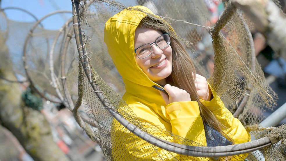 Volontärin Dorothee Hoppe, die Sonne und der Friesennerz strahlen um die Wette. Foto: Ortgies