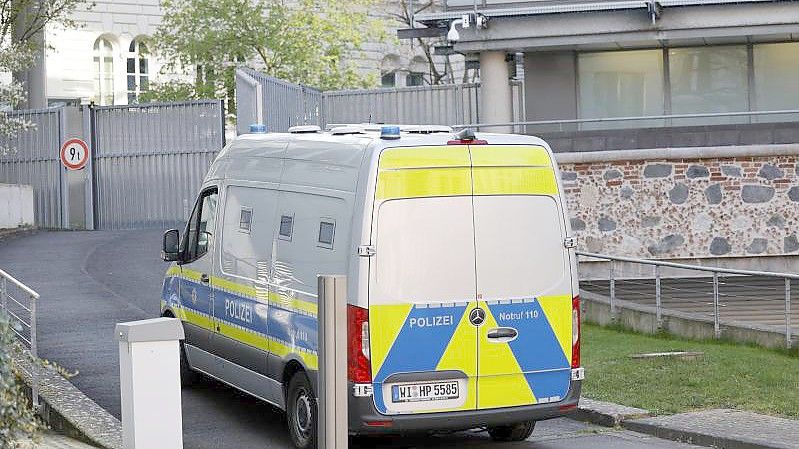 In einem Gefangenentransporter der Polizei wird Hanno Berger zum Landgericht gebracht. Hier beginnt ein Strafprozess gegen den bekanntesten Akteur des milliardenschweren „Cum-Ex“-Steuerskandals. Foto: Thomas Banneyer/dpa