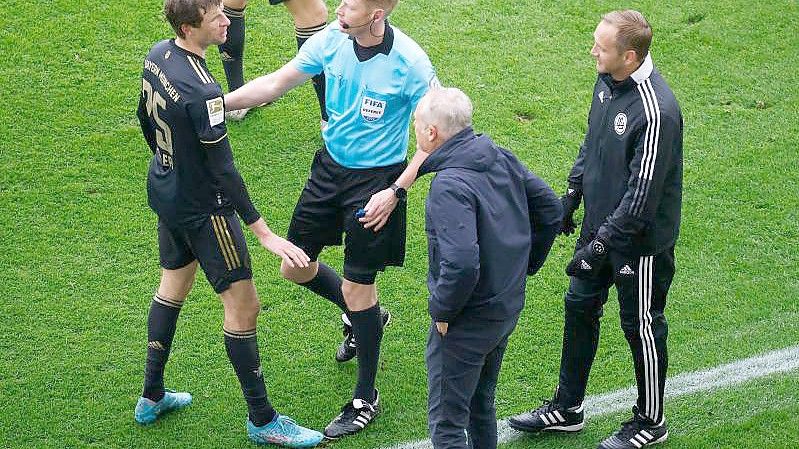 Beim Spiel des SC Freiburg gegen den FC Bayern München unterlief dem Schiedsrichter Christian Dingert (M) ein Wechselfehler. Foto: Philipp von Ditfurth/dpa