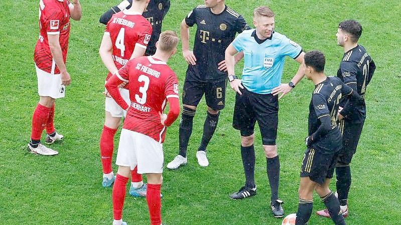 Nach dem Wechselfehler in der Partie des SC Freiburg gegen den FC Bayern München haben die Breisgauer Einspruch gegen die Wertung des Spiels beim DFB eingelegt. Foto: Philipp von Ditfurth/dpa