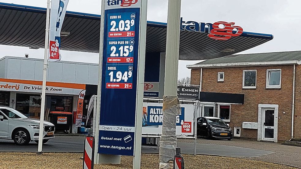 Die Preise an einer Tankstelle im niederländischen Emmen am 1. April. Foto: Laning