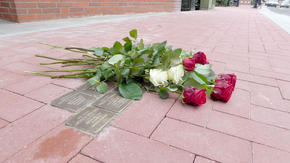 In Rhauderfehn liegen Stolpersteine vor dem Geburtshaus von Albrecht Weinberg. Foto: Brahms