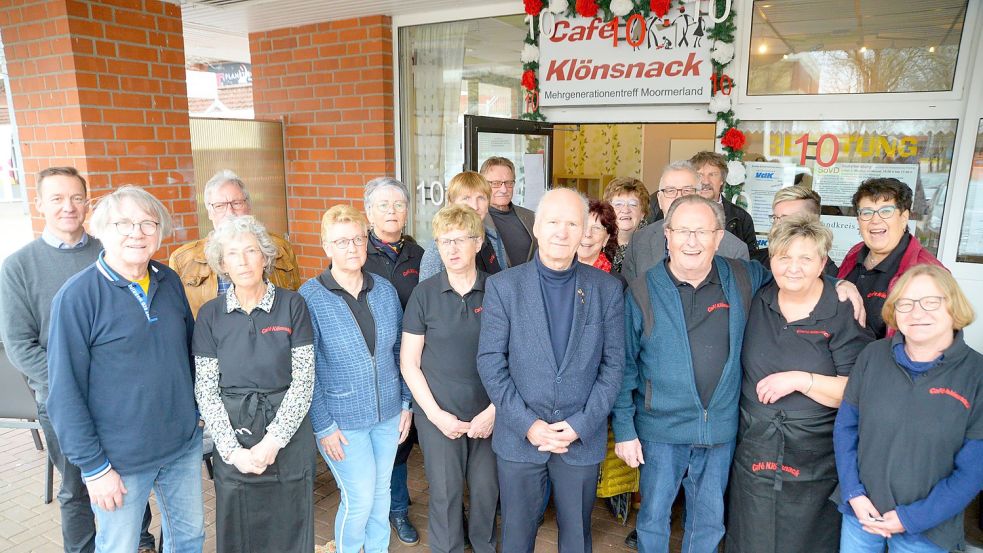 Mitglieder des Vereins und Café-Mitarbeiter sowie Vertreter der Gemeinde Moormerland freuen sich über die Wiedereröffnung. Foto: Lüppen