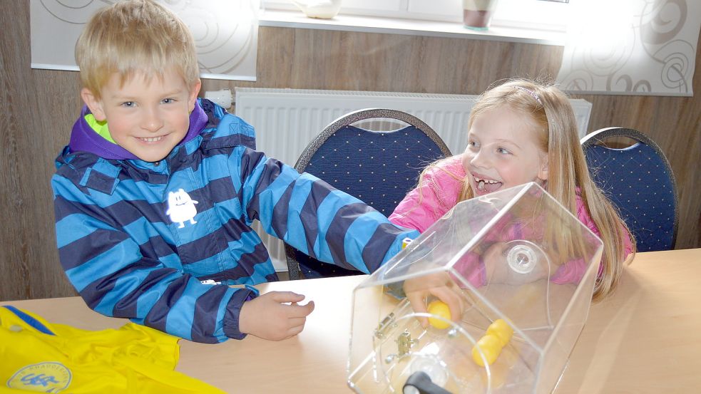 Mit Freude nahmen die beiden Glücksfeen Jonas Südtmann und Jelda Groenewold die Gruppenauslosung für das Herrenturnier um den Fehnpokal vor. Fotos: Weers