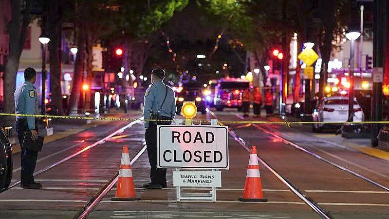 Zwei Polizisten im kalifornischen Sacramento sichern die Gegend ab, in der mehrere Menschen erschossen wurden. Foto: Rich Pedroncelli/AP/dpa