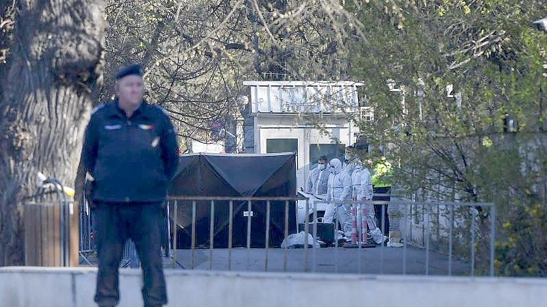 Ein Polizeibeamter steht Wache, nachdem ein Auto in das Tor der russischen Botschaft gefahren ist. Foto: Andreea Alexandru/AP/dpa