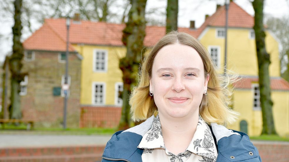 Hier ist Eske Weets vor der Pewsumer Manningaburg zu sehen. Es ist einer von derzeit drei Orten in der Gemeinde, wo man standesamtlich heiraten kann. Foto: Wagenaar