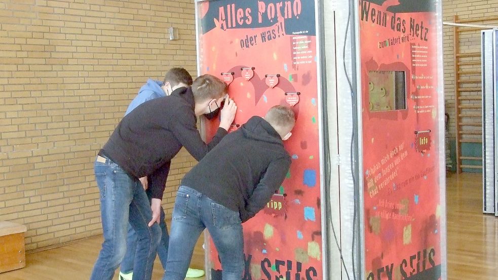 Durch Gucklöcher in den Säulen, können Schüler die Ausstellung entdecken. Foto: Scherzer