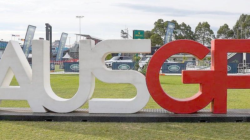 Ein Logo des Grand Prix steht am Albert Park Circuit. Foto: Scott Barbour/AAP/dpa