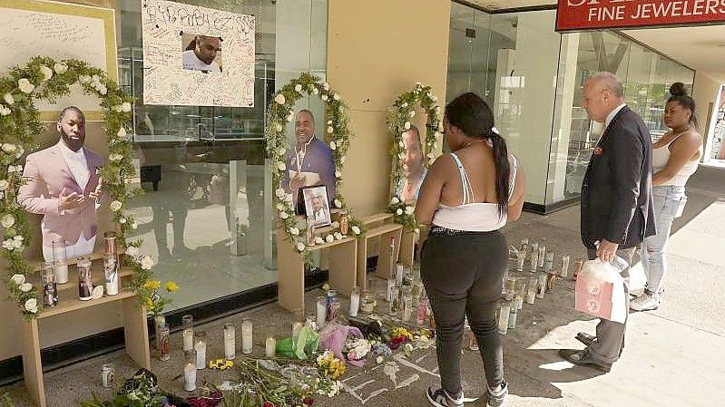 Der Bürgermeister von Sacramento, Darrell Steinberg (M), nimmt zusammen mit zwei anderen Personen an einer Gedenkfeier für die Menschen teil, die bei einer Massenschießerei getötet wurden. Foto: Rich Pedroncelli/AP/dpa