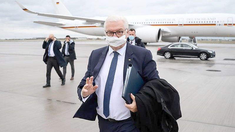 Bundespräsident Frank-Walter Steinmeier vor dem Abflug auf dem militärischen Teil des Flughafen Berlin Brandenburg. Foto: Bernd von Jutrczenka/dpa