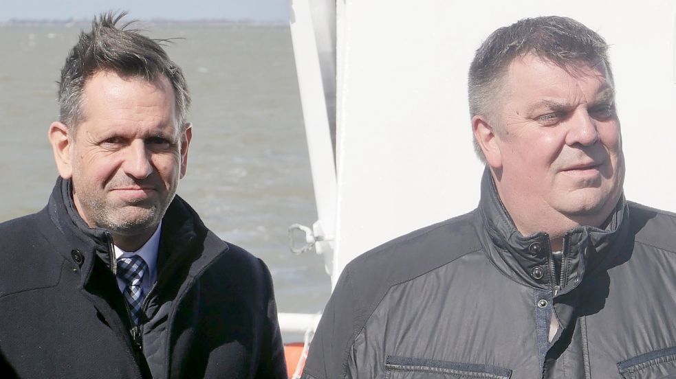 Stürmische Zeiten: Niedersachsens Umweltminister Olaf Lies (li.) und der Wilhelmshavener Oberbürgermeister Carsten Feist an Bord der „WEGA 2“ vor Hooksiel. Foto: Karolina Meyer-Schilf