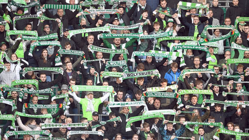 Keine Milch im Fußballstadion? Geht gar nicht, finden Niedersachsens Bauernpräsident Holger Hennies und Landwirtschaftsministerin Barbara Otte-Kinast (CDU) Foto: dpa