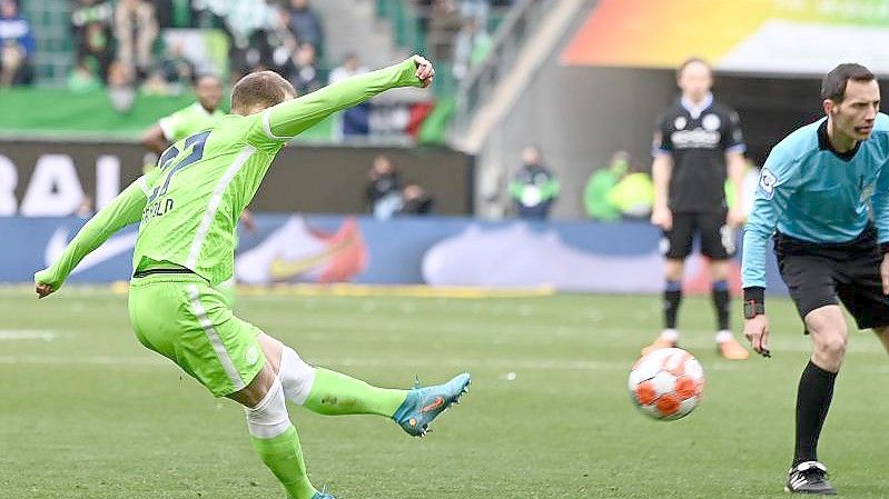 Wolfsburgs Maximilian Arnold trifft per Freistoßtor zum 3:0. Foto: Swen Pförtner/dpa