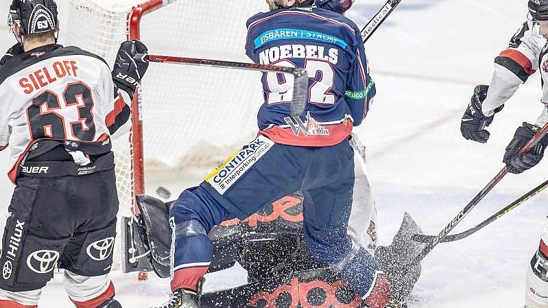 Marcel Noebels (M) brachte die Eisbären gegen die Haie in Führung. Foto: Andreas Gora/dpa