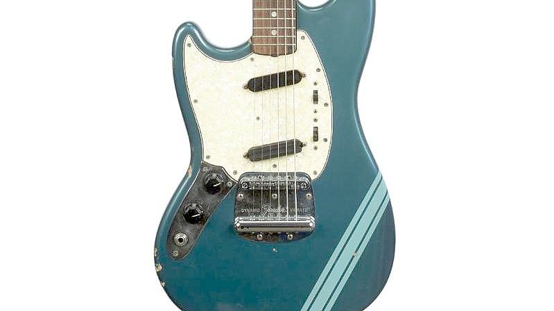 Kurt Cobains Fender Mustang Linkshänder-Gitarre soll versteigert werden. Foto: -/Julien's Auctions/dpa