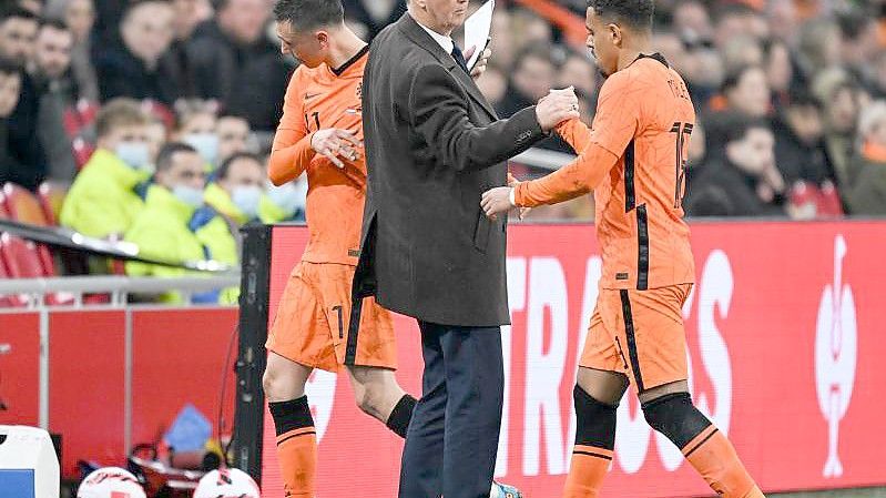 Oranje-Trainer Louis van Gaal (M) beim Länderspiel gegen Deutschland Ende März in Amsterdam. Foto: Federico Gambarini/dpa