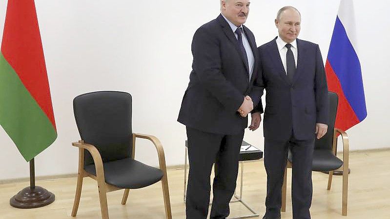 Kremlchef Wladimir Putin (r)trifft Alexander Lukaschenko, Präsident von Belarus. Foto: Mikhail Klimentyev/Pool Sputnik Kremlin/AP/dpa