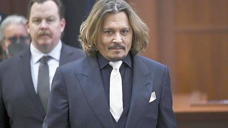 Johnny Depp (r) betritt den Gerichtssaal von Fairfax County. Foto: Brendan Smialowski/Pool AFP/AP/dpa