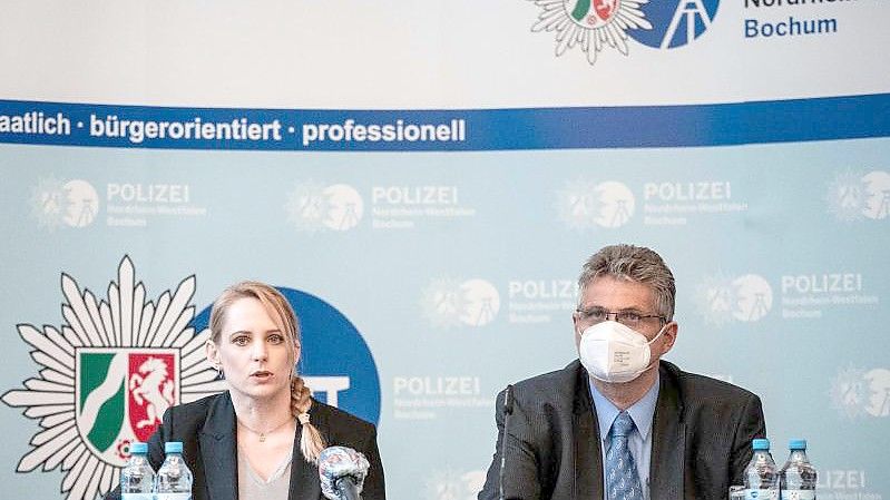 Stefanie Lienemann, die Leiterin der Ermittlungsgruppe, und Dietrich Streßig von der Staatsanwaltschaft Bochum informieren die Presse über die Festnahme der 33-jährigen Frau aus Herne. Foto: Fabian Strauch/dpa