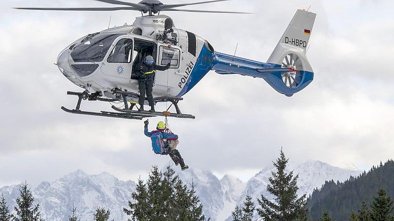 Eine Vorführung im bayerischen Oberaudorf zu Lawinengefahr und alpine Sicherheit. Angesichts einer ungewöhnlich hohen Zahl tödlicher Unfälle sind Bergwacht und Polizei besorgt. Foto: Peter Kneffel/dpa