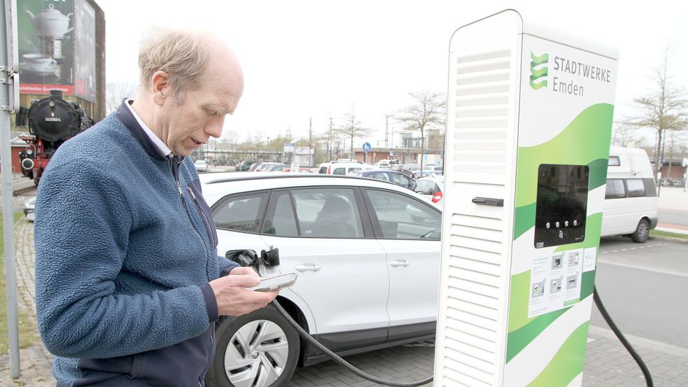 Jens Petersen hat sich per App zur derzeit einzigen 150-kW-Schnellladesäule in Emden am Bahnhof navigieren lassen. Foto: Päschel