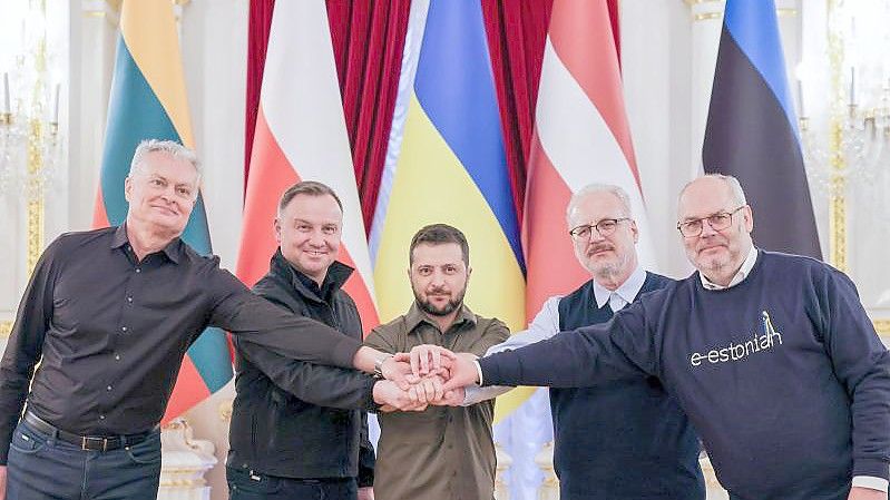 Die osteuropäischen Staatschefs Gitanas Nauseda (Litauen, l-r), Andrzej Duda (Polen), Wolodymyr Selenskyj (Ukraine), Egils Levits (Lettland) und Alar Karis (Estland) legen bei ihrem Treffen in Kiew die Hände symbolisch übereinander. Foto: Jakub Szymczuk/Kprp/PAP/dpa