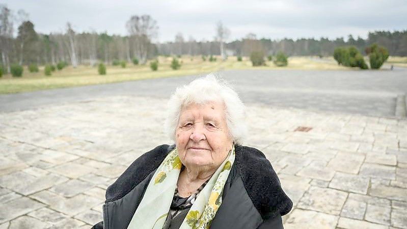 Anastasia Gulej aus Kiew besucht die Gedenkstätte des Konzentrationslager Berge-Belsen. Die Überlebende der Lager Auschwitz, Buchenwald und Bergen-Belsen musste im hohen Alter vor dem Krieg aus der Ukraine nach Deutschland fliehen. Foto: Julian Stratenschulte/dpa