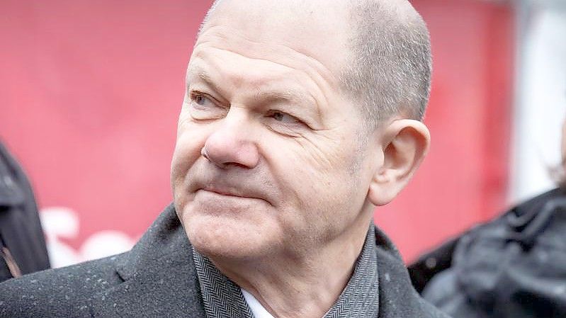 Bundeskanzler Olaf Scholz (SPD) auf der Auftaktkundgebung zum Landtags-Wahlkampf der SPD. Foto: Markus Scholz/dpa