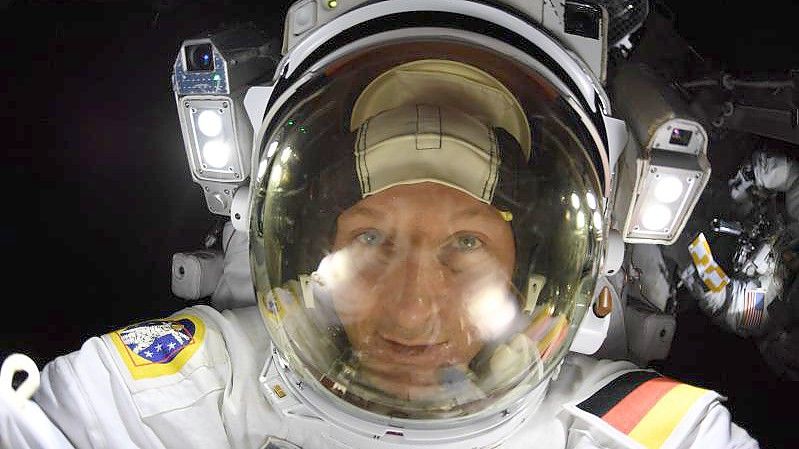 Der deutsche Astronaut Matthias Maurer posiert für ein Selfie während eines Außeneinsatzes an der Raumstation ISS. Foto: Matthias Maurer/NASA/ESA/dpa
