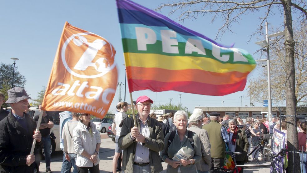 Den letzten Ostermarsch gab es 2019 – vor der Pandemie. Damals demonstrierten mehrere hundert Menschen in Emden für den Frieden. Foto: Heyken/Archiv