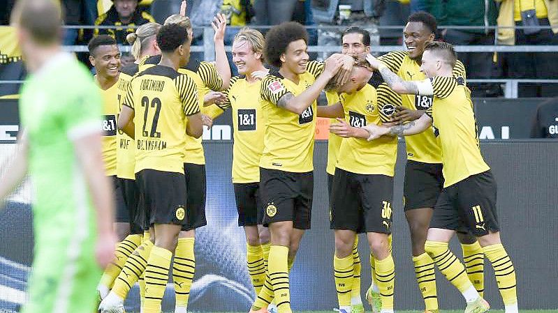 BVB-Youngster Tom Rothe (3.v.r) lässt sich nach seinem Tor zum 1:0 feiern. Foto: Bernd Thissen/dpa