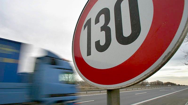 An der Autobahn A10 bei Mühlenbeck zeigt ein Schild die erlaubte Höchstgeschwindigkeit mit 130 Stundenkilometern an. Foto: Patrick Pleul/dpa-Zentralbild/dpa