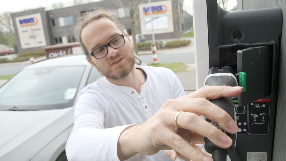 Friedemann Trinkner hat seine Wall-Box vor gut einem Jahr bekommen und lädt damit sein Fahrzeug. Foto: Päschel