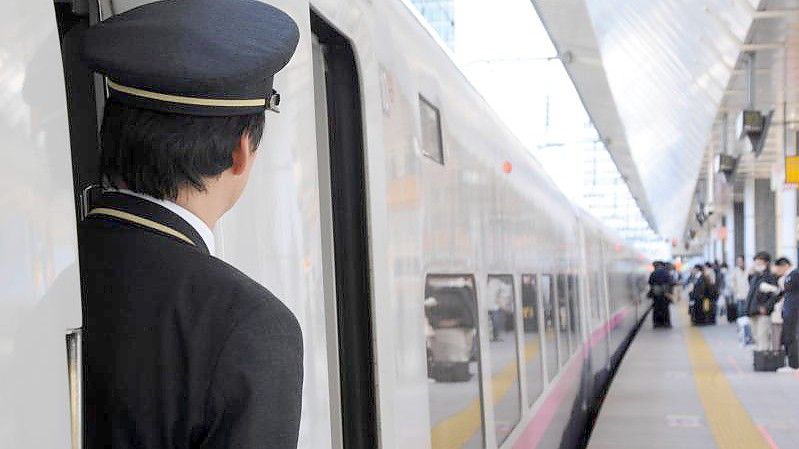 Dem Lokführer wurde zur Bestrafung der Lohn um 43 Yen gekürzt. Dagegen zog dieser vor Gericht - mit Erfolg (Symbolbild). Foto: Tomoyuki Kaya/epa/dpa