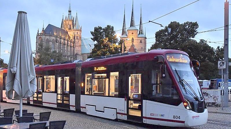 Vom 1. Juni an sollen Fahrgäste im öffentlichen Nahverkehr für 9 Euro pro Monat Busse und Bahnen nutzen können. Foto: Martin Schutt/dpa-Zentralbild/dpa