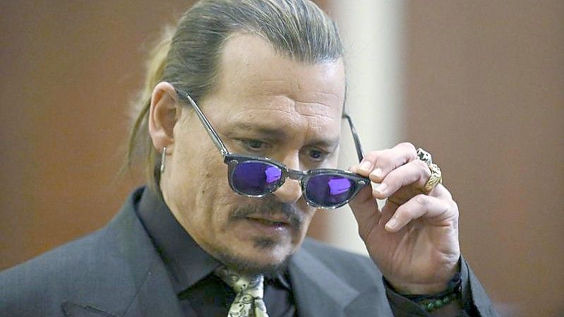 Johnny Depp wirft seiner Ex-Frau Heard vor, in einem 2018 von der „Washington Post“ veröffentlichten Kommentar zum Thema häusliche Gewalt falsche Aussagen gemacht zu haben. Foto: Jim Watson/AFP Pool/dpa