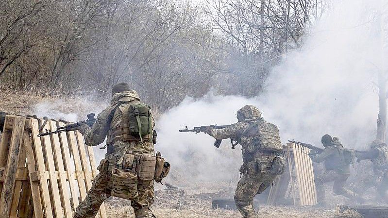 Ukrainische Soldaten während einer Übung an einem nicht genannten Ort in der Nähe von Lwiw. Foto: Nariman El-Mofty/AP/dpa